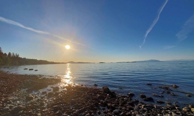 Regional District of Nanaimo House | Walk to beach, shopping. Private room with bathroom, close to shopping, hiking