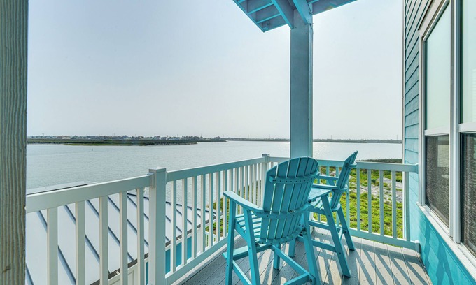Corpus Christi House | Walk to Beaches: Padre Island Escape w/Dock