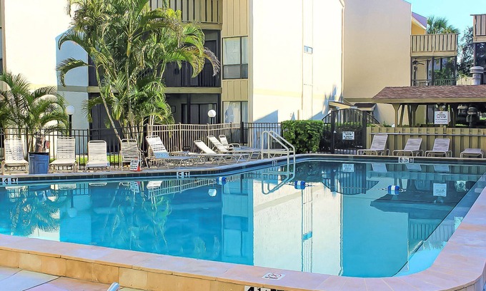Siesta Key Condo | Walk to Crescent Beach | Lanai Bay Views | Heated Pool | Ground Floor | Private Fishing Pier