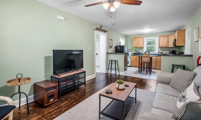 Aiken Cottage | Walk to Downtown Aiken ~ Discount for 30+ day stays ~ Crooked Tree Cottage