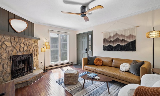 Blowing Rock Condo | Walk to Downtown Blowing Rock - Pet Friendly with 2 Primary Bedrooms
