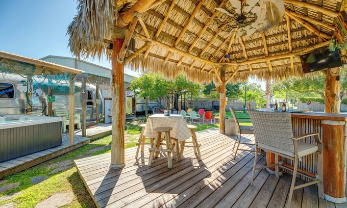 Fulton House | Walk to Dtwn & Pier: Fulton Airstream Retreat!