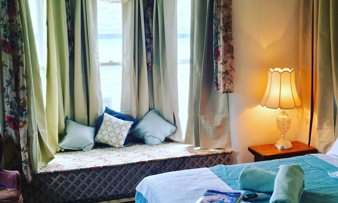 Downtown Niagara Falls Bed & Breakfast | Walk to Everything - Bay Window Room