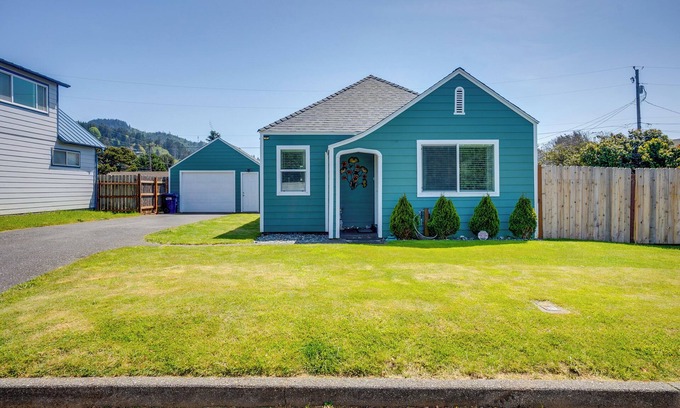 Gold Beach Cottage | Walk to Gold Beach: Charming Cottage w/Yard!