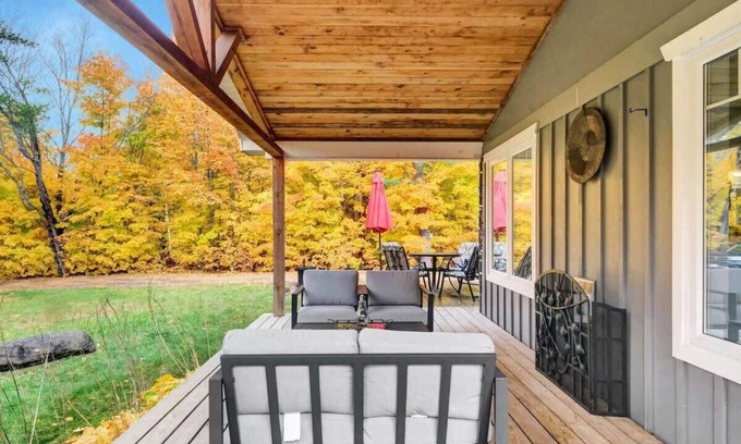 Calabogie House | Walk to golf course, 10 mins to ski hill!