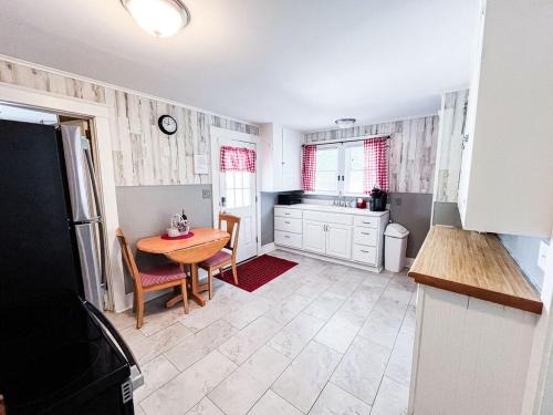 Endicott House | Walk to Golfcourse EnJoie House PetFriendly