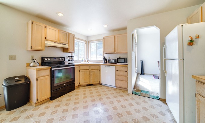 Renton Cottage | Walk to Hiking Trails: Renton Home w/Fenced Yard!