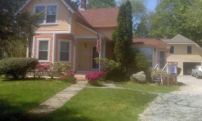 West Mystic House | Walk to Historic Downtown Mystic! Best Location—beach, marinas, eateries!
