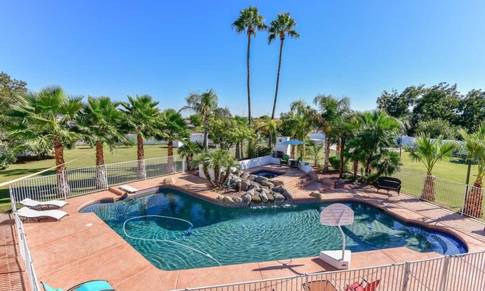Larissa House | WALK TO LA-WHITE SOX SP TRAINING 5MN DRIVE 2 STADIUM 1AC YARD +4Ksq ft HOME
