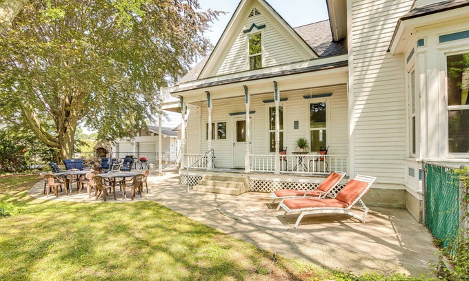 Ludington Cottage | Walk to Lake Michigan & Dtwn: ‘Coastal Grand'