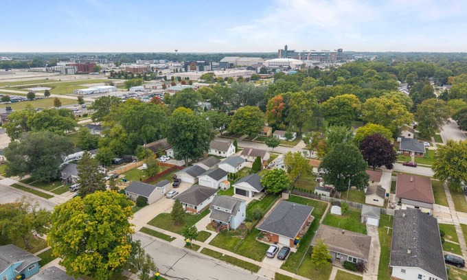 Ashwaubenon Apartment | Walk to Lambeau! Sleeps 10!