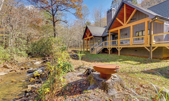 Hayesville Cottage | Walk to Nantahala Forest: Mtn-View Creekside Haven