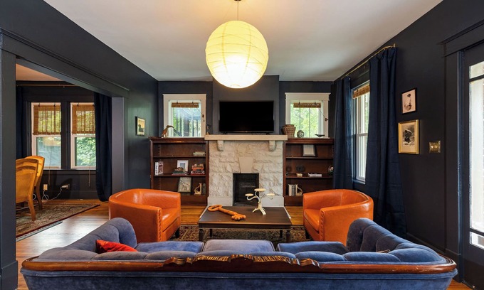 Historic Edgefield House | Walk to Nissan/Broadway + Sleeps 12 + Big Yard