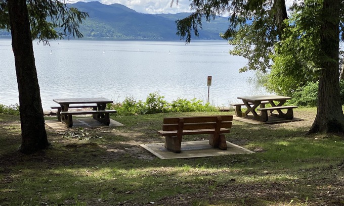 Magna bay House | Walk to one of the BEST Shuswap beaches!