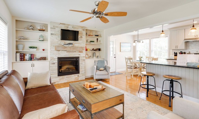 Pawcatuck House | Walk to Pawcatuck River: Family-Friendly Home!
