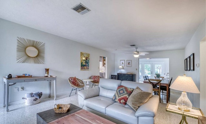 River District House | Walk to Restaurants/Local shops-Near Beaches & IMG