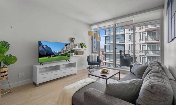 Victoria Park Condo | Walk to Saddledome | AC | DT Views | UG Parking