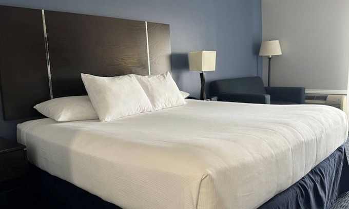 Old Towne Hotel | Walk to Seal Beach & Pier – Onsite Pool, Free Breakfast & Parking