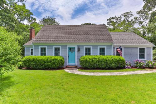 Orleans House | Walk to Skaket Beach Charming Cottage with Deck