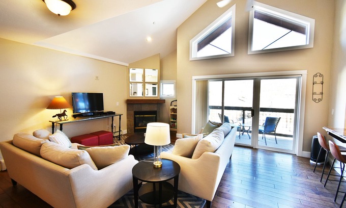 Keystone Condo | WALK to slopes! n3BR, family friendly, pool/hot tub, heated parking, sleeps 8!n
