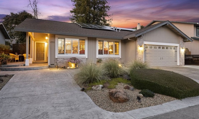 Sonoma House | Walk to Sonoma Square