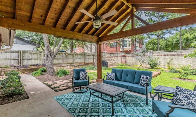 Arlington House | Walk to Stadium | 3BR w/Lush Yard + Patio