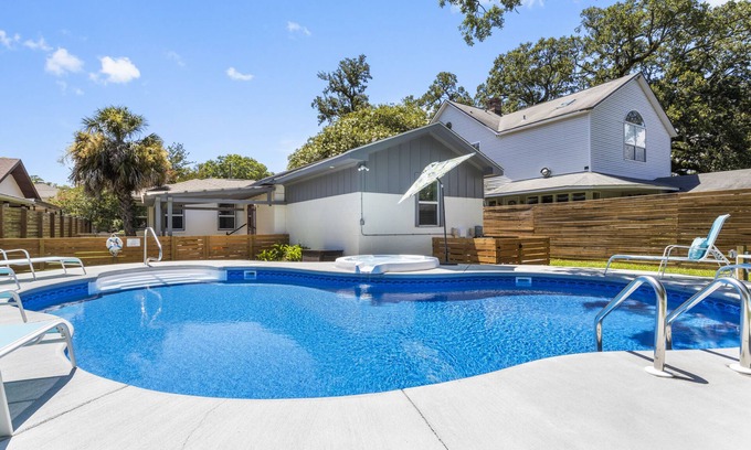 Biloxi House | Walk to the beach. Casinos. POOL AND HOT TUB!