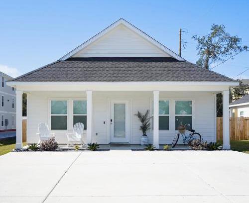 Biloxi House | Walk to the beach Comes with two bikes