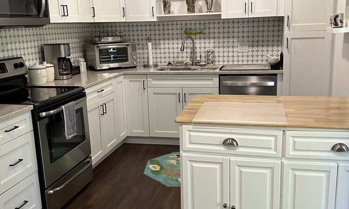 Lake Park Cottage | Walk to the beach! Dogs Welcome!