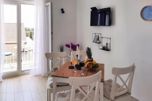 Krizna luka Apartment | Walk to the Beach from a Cool and Modern Apartment