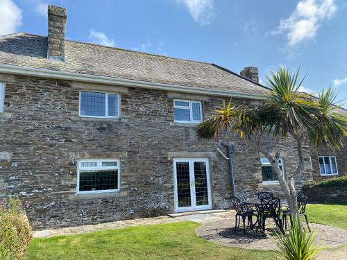 Harlyn House | WALK TO THE BEACH, spacious cottage with sea views