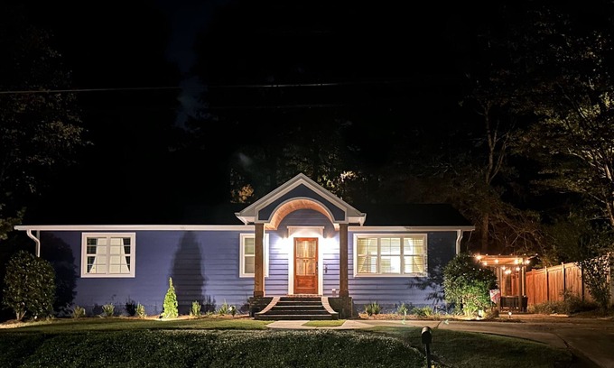 Oxford House | Walk to the Square and the Ole Miss Campus! 3 Kings with Ensuite Bathrooms!