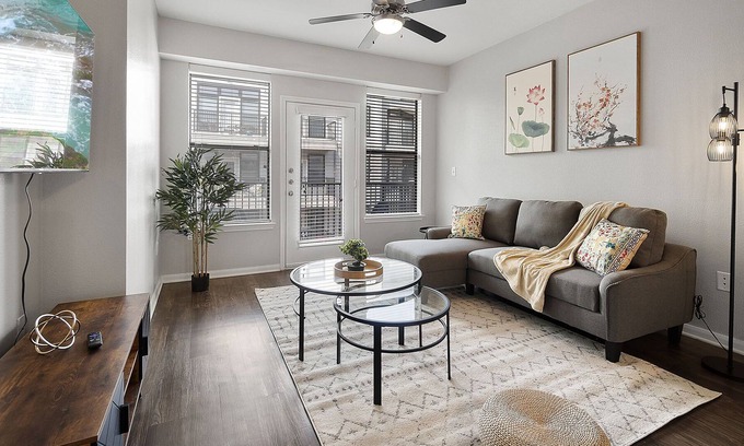 St. Edwards Apartment | Walk to Trendy Shops in SoCo! Comfy Queen Bed, Gym