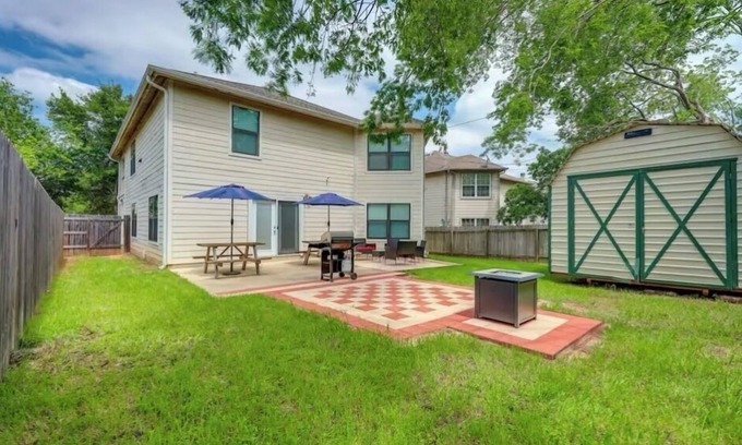 San Marcos House | Walk to TX State-0.7 miles! 5 BR, 2 kings, Firepit