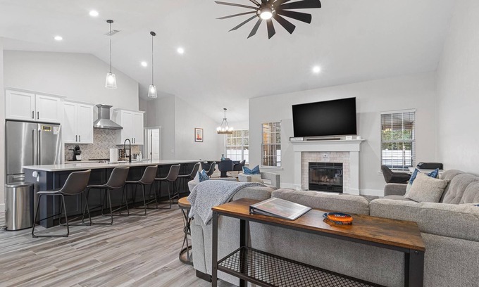 Gainesville House | Walk to UF Stadium! Modern Home with Grill + Patio