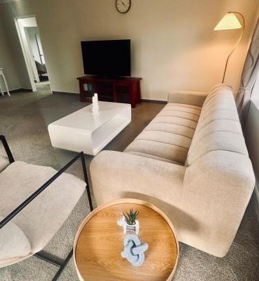 Taradale House | Walk to wineries - Modern retreat