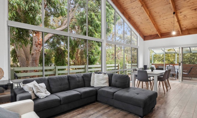 Anglesea House | Walk2Everything is within walking distance of the main shopping centre, cafes, the river, and more.