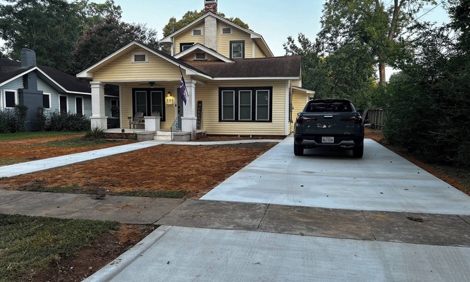 Nacogdoches House | Walkabout on Walker- pet friendly 2 story 3-bed house steps to the brick streets