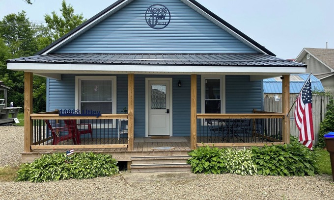 Conneaut Lakeshore Cottage | Walking distance to beach area of Conneaut lake- 4 beds-Dog Friendly- NO Smoking