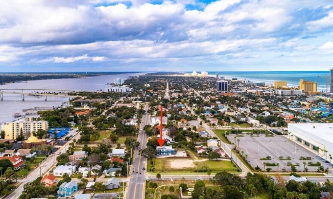 Smith's Memento Apartment | Walking distance to Daytona Beach & Ocean Center