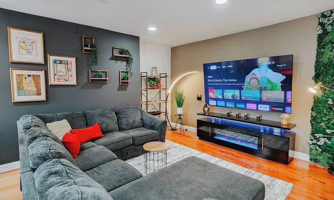 Midtown Village Apartment | Walnut Mega Kingdom/King Bed/85" TV/Arcades
