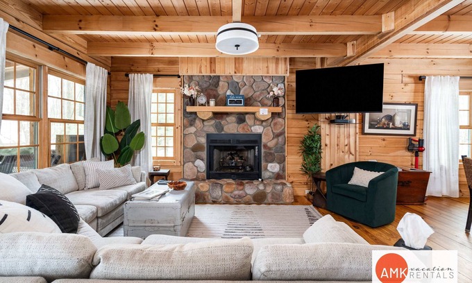 Saugatuck Cabin | Wander Inn - Updated Log Cabin near shared beach