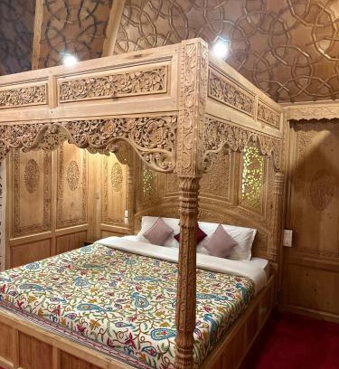 Nagin Bagh Hotel | Wangnoo paradise luxury houseboat
