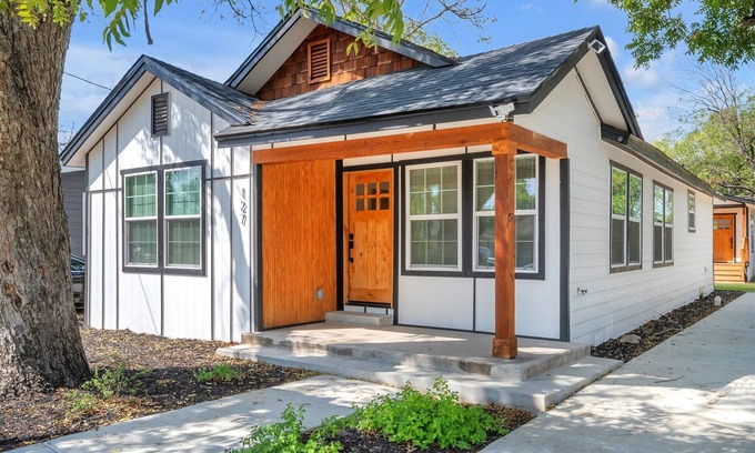 Harlandale House | Warm and welcoming single family home minutes from Downtown San Antonio