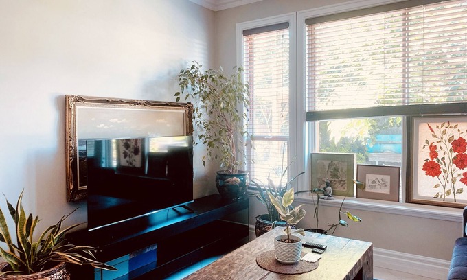 Richmond House | Warm & Cozy Garden suite - YVR with Free parking