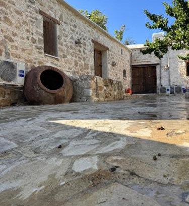 Marathounta Apartment | Warm stone apartment with 1 bedroom