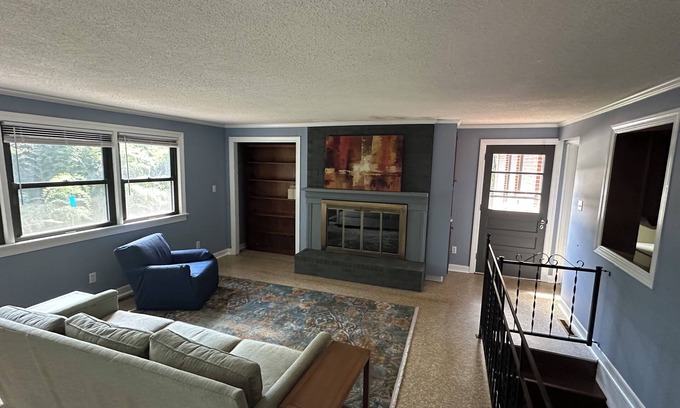 Oakwood Historic District House | Washer/Dryer, Smart TV, Desk, Internet, Yard, Driveway parking, Sidewalks & more