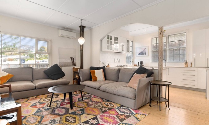 Sorrento House | Wategos Sorrento - A 3 minute drive to town!