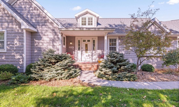 Allouez House | Water front 4-bedroom house with Lambeau views, pool table and theater room