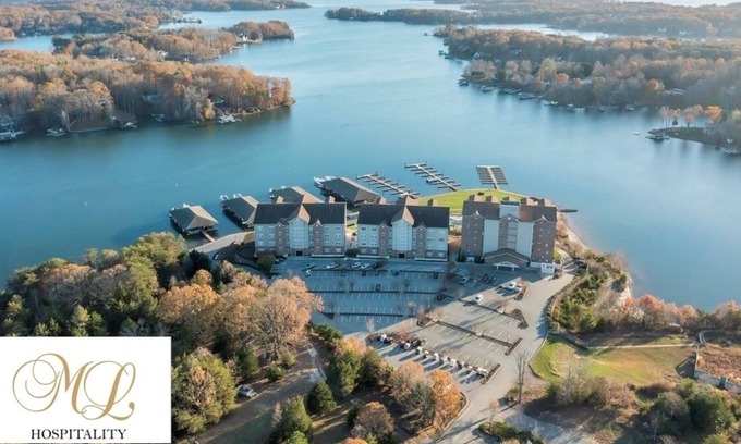 Huddleston Resort | Water front king beds resort w/ amenities at Mariners Landing